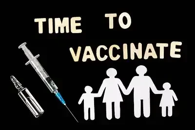 Vaccination time text on black with white family silhouette, syringe and ampoule - photo by Marco Verch on oto.wuestenigel.com