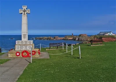 War Memorial above the sea by geograph.org.uk on Wikimedia